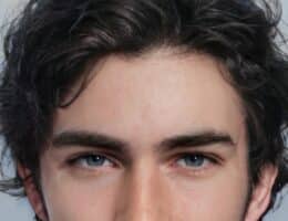 Uomo con capelli mossi scuri