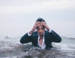 Uomo in mare che si accarezza i capelli