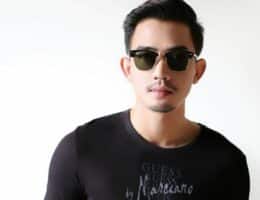 Uomo con occhiali da sole in posa