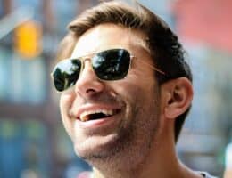 Uomo con viso tondo che sorride