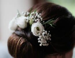 Acconciatura sposa con fiori