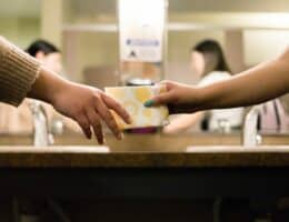 Donne che si passano l’assorbente per le mani