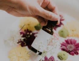 Boccetta di olio con ingredienti naturali