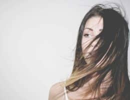 Donna con capelli al vento appena sveglia