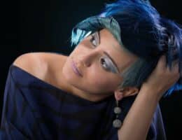 Capelli corti blu sfumati