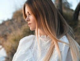 Donna con capelli lisci biondi