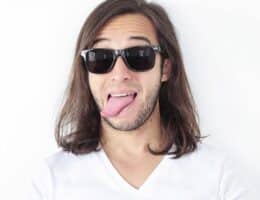 Uomo con occhiali da sole e capelli lisci