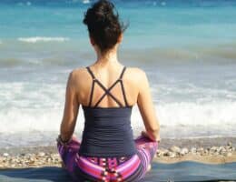 Donna al mare con capelli raccolti