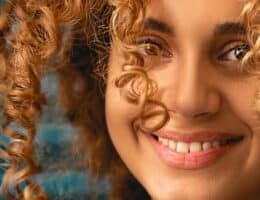 Ragazza con capelli ricci biondi