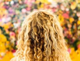 Capelli ricci biondi di tipo 3