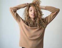 Capelli ricci biondi e lunghi