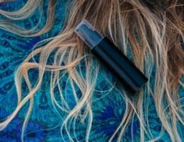 Capelli schiariti sul telo mare