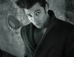 Uomo in posa con capelli ordinati