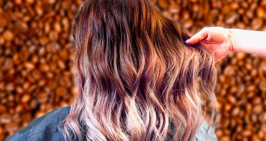 Balayage al caffè: la tendenza che porta riflessi più ricchi e dinamici ai capelli