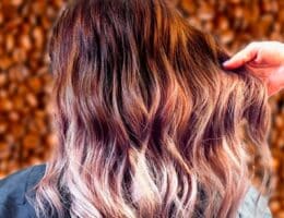 Balayage al caffè: la tendenza che porta riflessi più ricchi e dinamici ai capelli