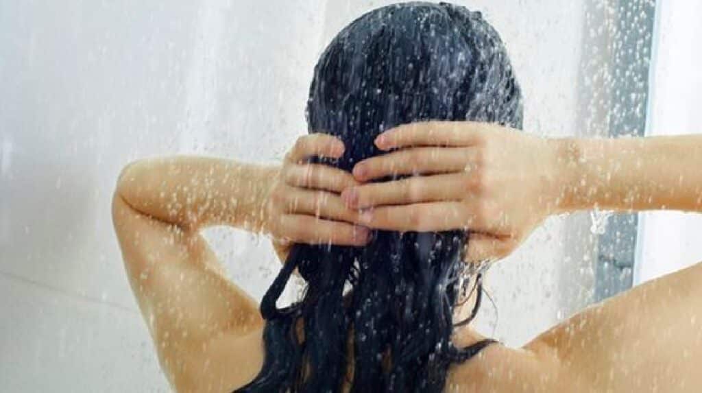 L'acqua fredda fa bene ai capelli? Ecco cosa ne pensano i professionisti del mestiere