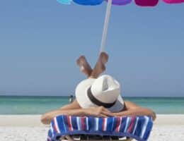 Donna stesa sul lettino al mare