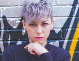 Donna con capelli corti lilla