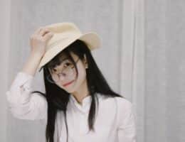 Donna con capelli neri e frangia lunga, con capello