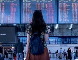 Donna in aeroporto con zainetto