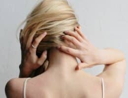 Donna con le mani fra i capelli