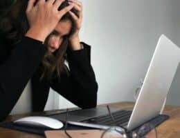 Donna stressata davanti al pc