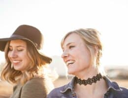 Donne che sorridono con ciuffi di lato