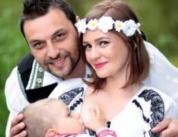 Famiglia con bambino in braccio per allattamento