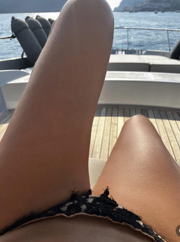 Sabrina Ferilli in barca: no makeup e col bikini del momento. Un inno alle over 50