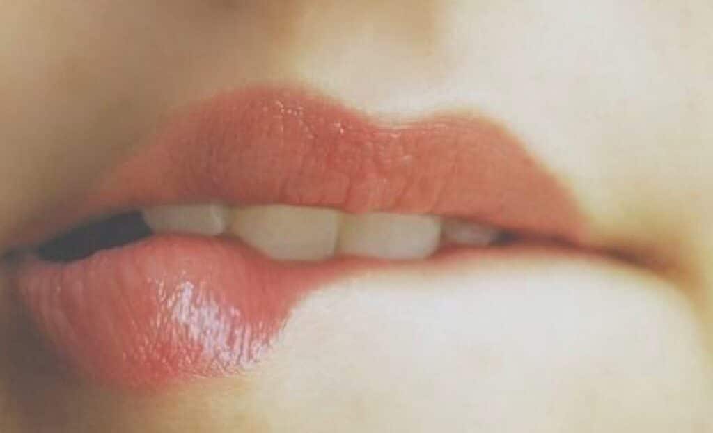 Ti mordi spesso le labbra o tocchi troppo i capelli: ecco come smettere