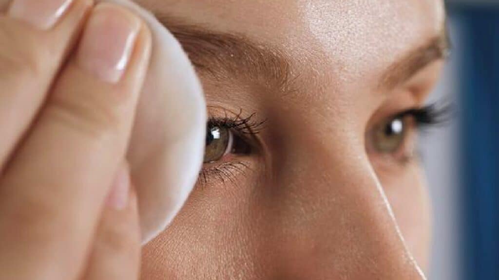 Mascara waterproof: 3 modi per rimuoverlo senza perdere le ciglia