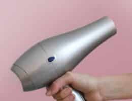 Asciugacapelli in mano con filo