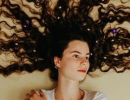 Ragazza con capelli ricci e voluminosi