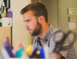 Ragazzo di lato mentre guarda il pc