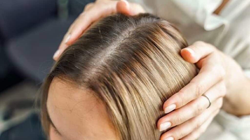 Questo trucco alla piega dei capelli cambierà il tuo intero viso