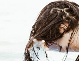 Ragazza che si ha sciacqua i capelli