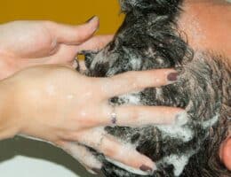 Shampoo uomo con capelli corti