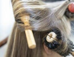 Spazzola per piega sui capelli biondi