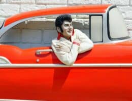 Statua di Elvis Presley in auto