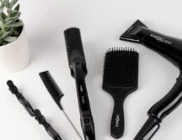 Strumenti per lo styling come piastra phon spazzola e pettine