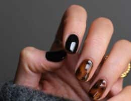 Unghie animalier corte con smalto nero e marrone