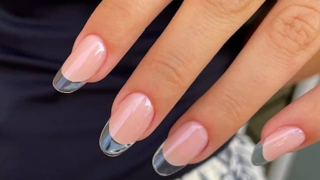 Unghie in vetro: il trend manicure per l'autunno 2023
