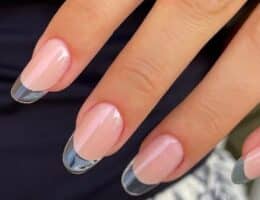 Unghie in vetro: il trend manicure per l'autunno 2023