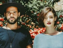 Uomo e donna con capelli castani