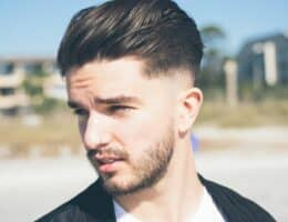 Uomo in posa con capelli lucenti