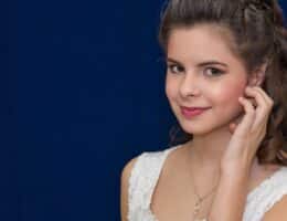 Ragazza con viso a cuore in posa