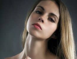 Donna in posa con viso quadrato