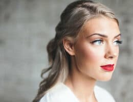 donna-truccata-bronzer-e-rossetto