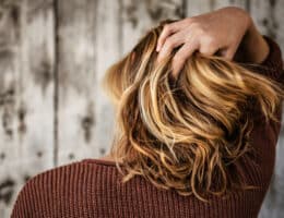 capelli-biondi-donna-di-spalle