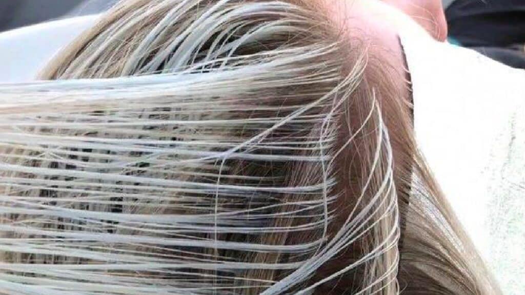 Capelli biondi, la "decolorazione finta" evita ogni danno: ecco come si fa